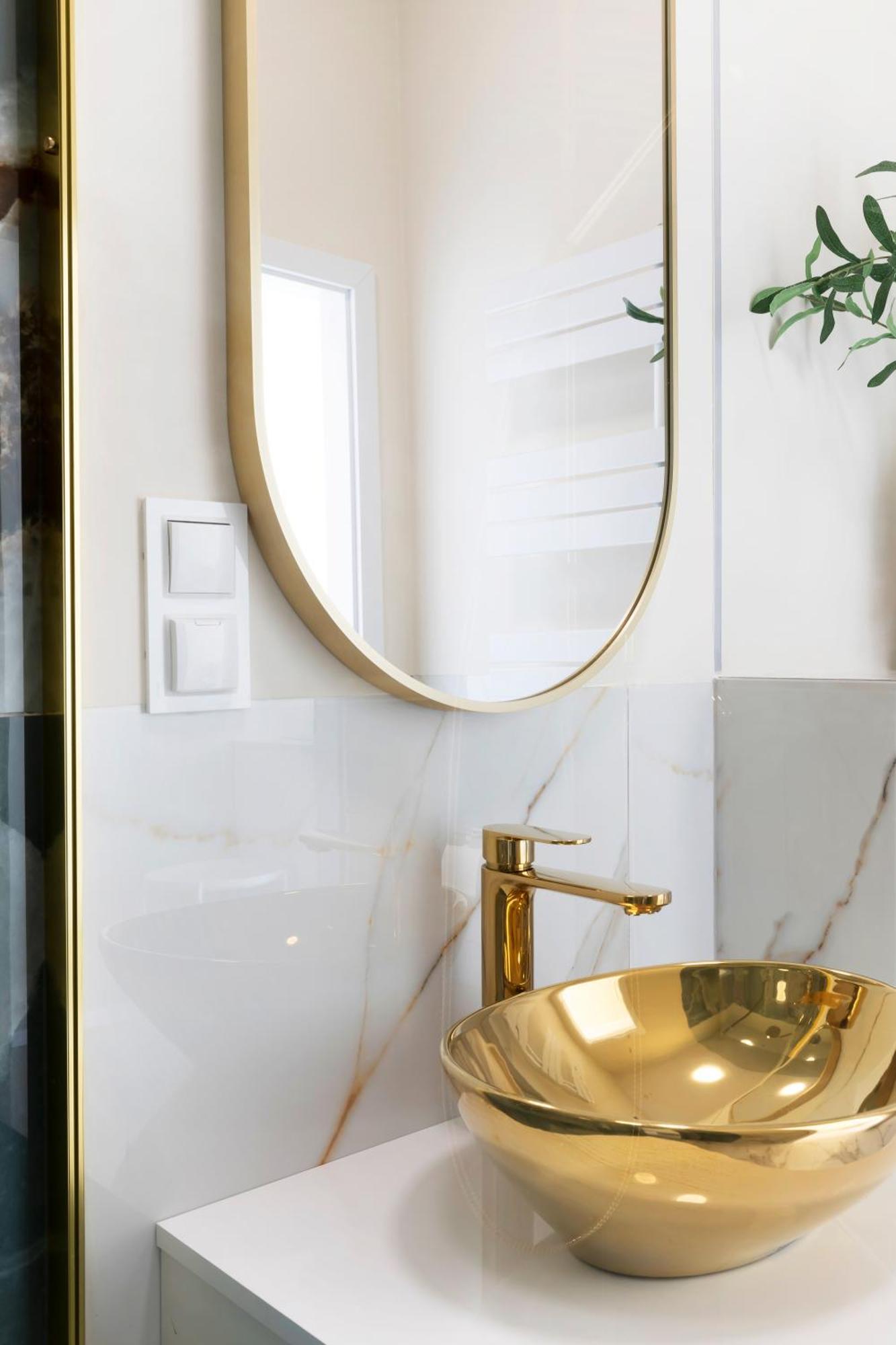 Golden Apartment
